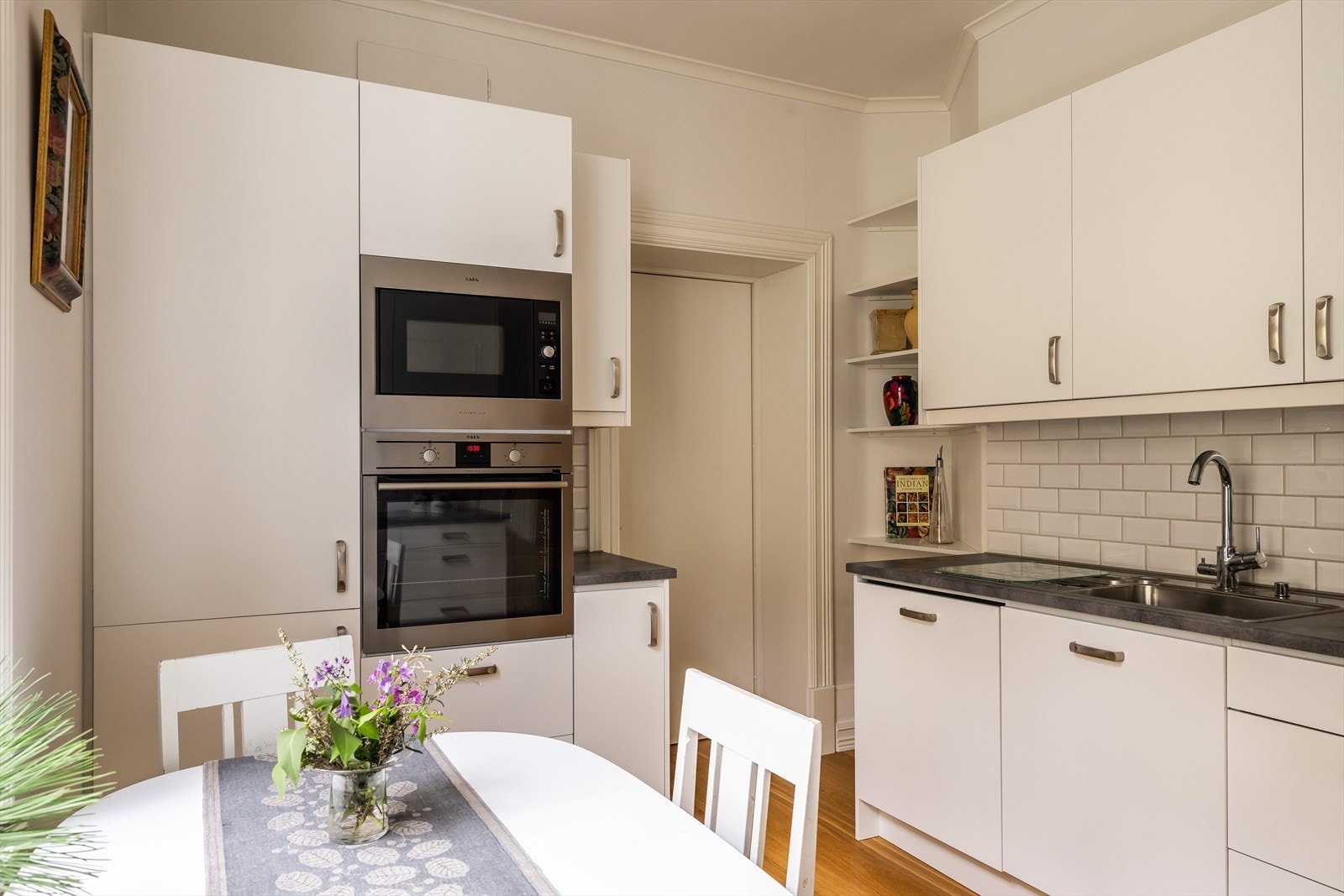 Fra kjøkkenet har du adkomst til praktisk baktrapp Galleribilde