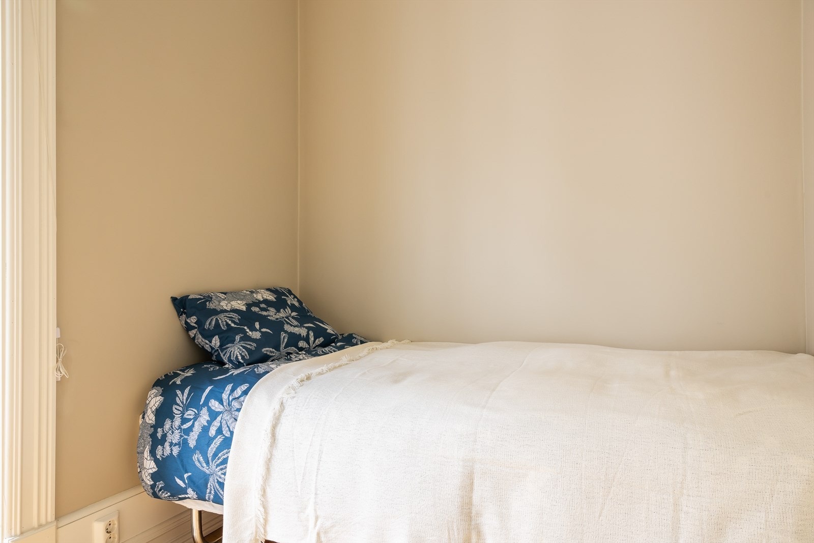 Soverommet har også plass til en seng og møblement for oppbevaring Galleribilde