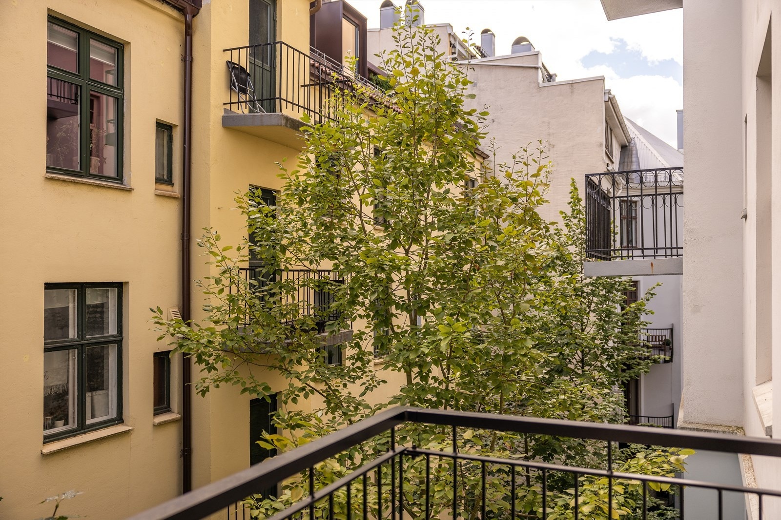 Her kan du nyte solen fra ca. 10:00-15:00 på sommerstid Galleribilde