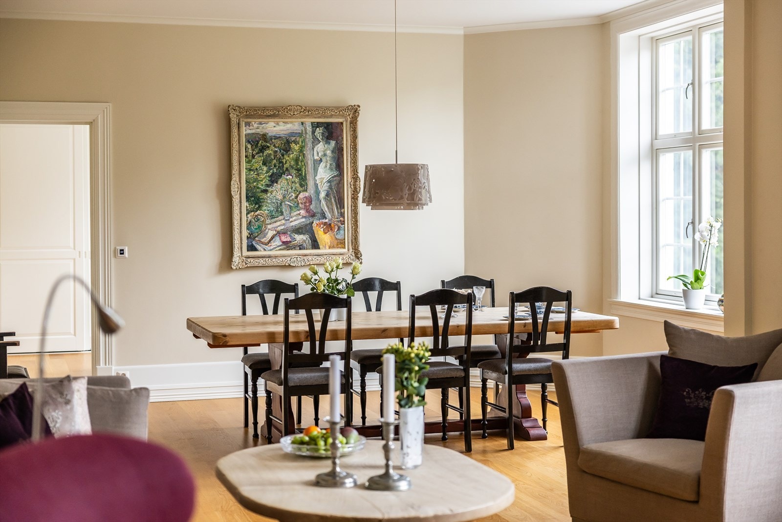 I stuen har du også plass til et større spisebord - Perfekt for hyggelige sammenkomster med familie og venner! Galleribilde