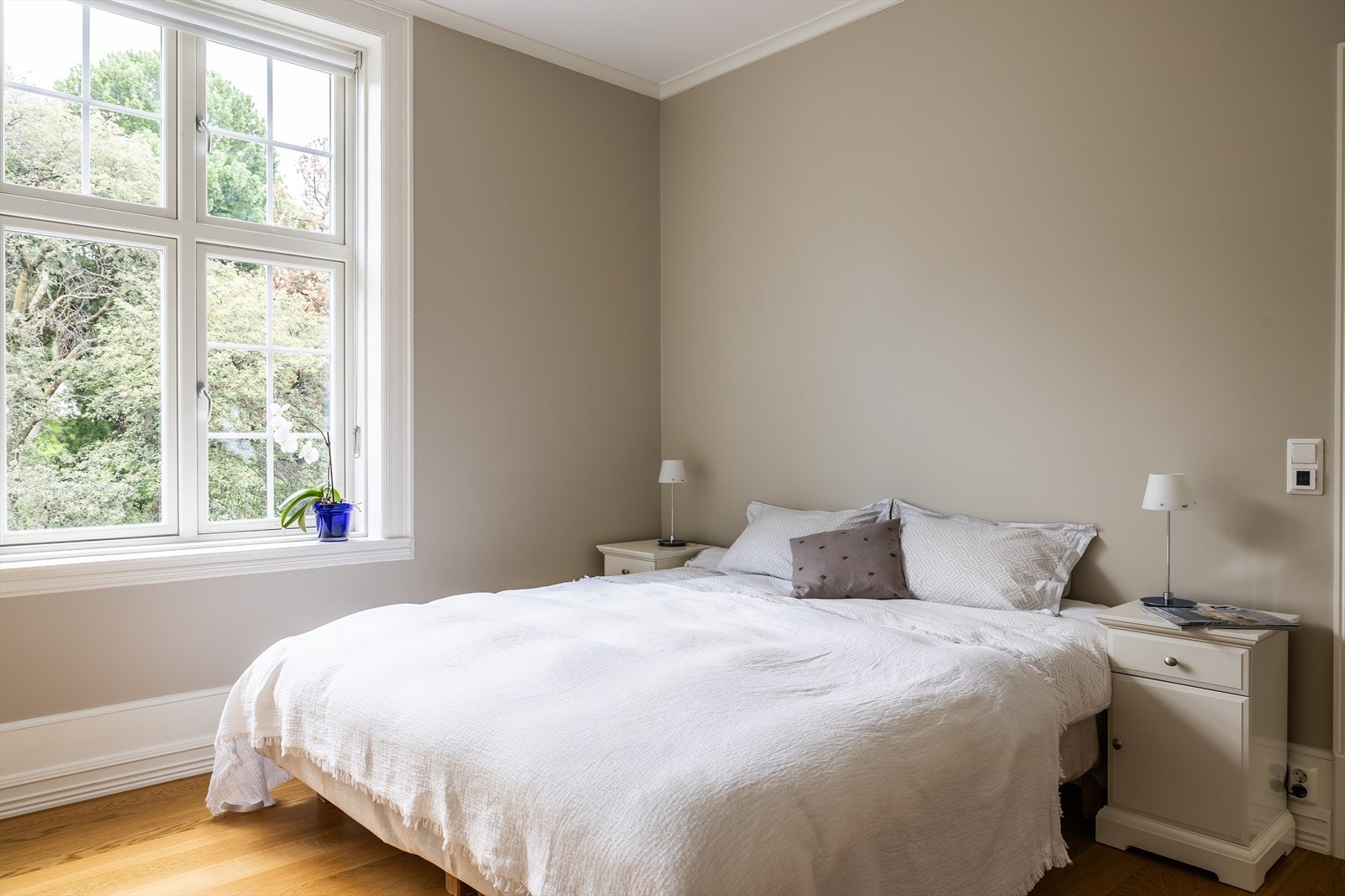 Romslig hovedsoverom med god plass til dobbeltseng, nattbord og annet soveromsmøblement Galleribilde