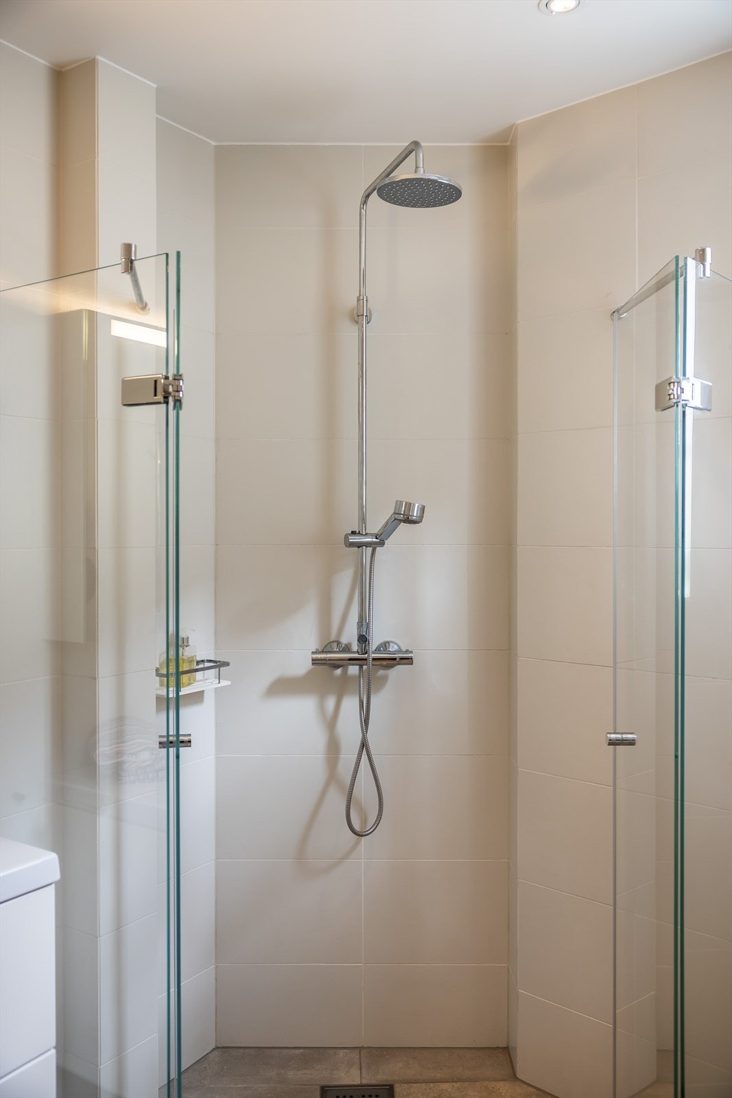 Dusjsone med innfellbare glassdører - Opplegg for vaskemaskin og tørketrommel Galleribilde