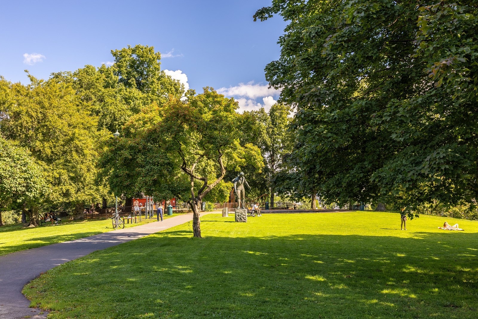 Flott sted å nyte varme sommerdager i grønne omgivelser Galleribilde