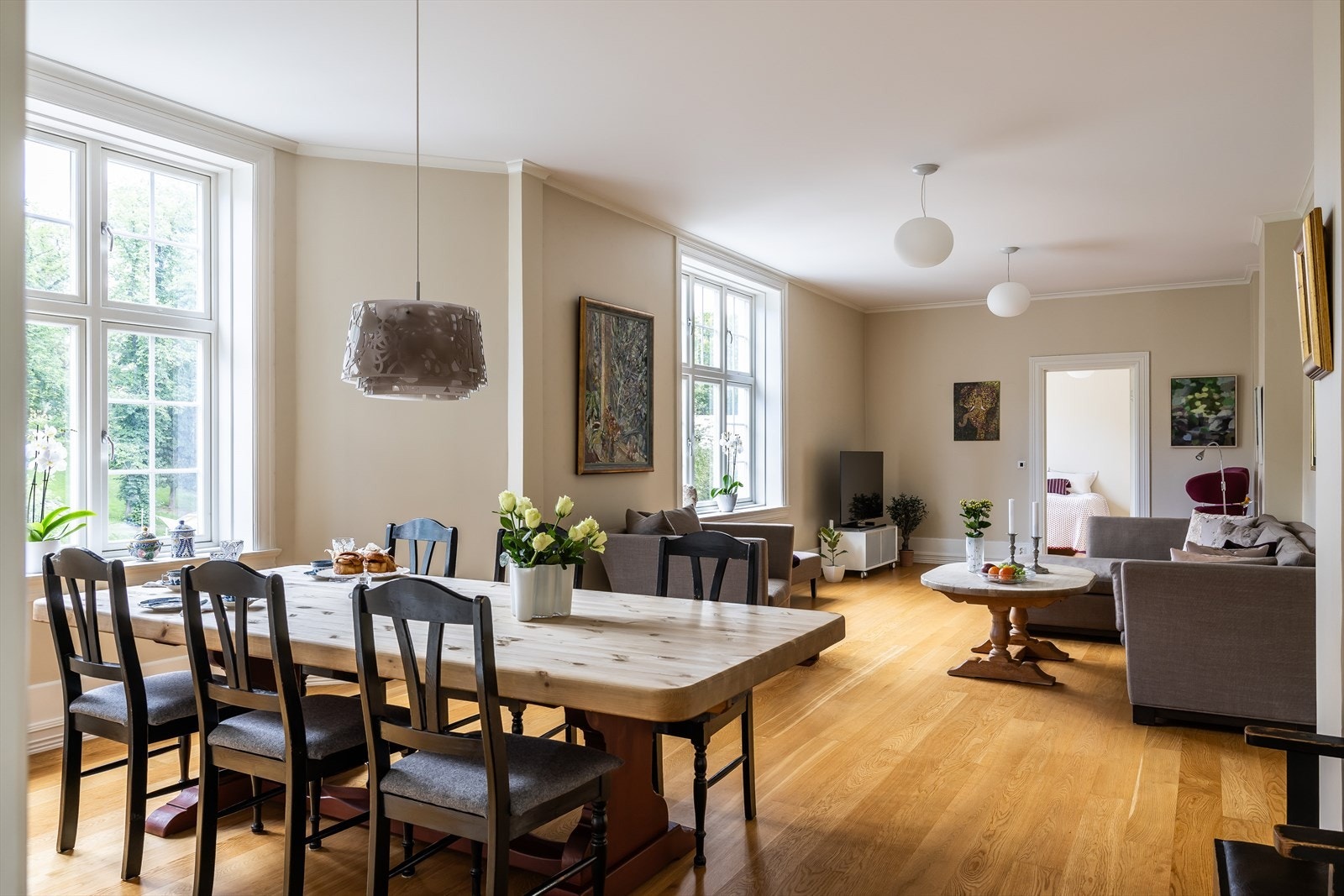 Gode vindusflater som slipper inn rikelig med naturlig lys i kombinasjon med generøs takhøyde gir en luftig atmosfære Galleribilde