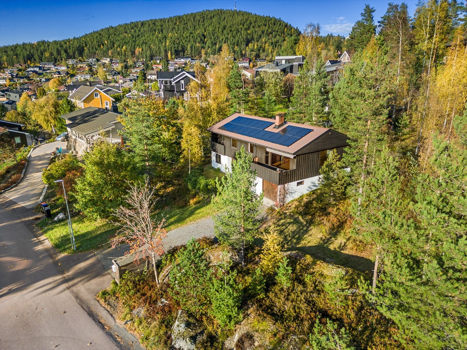 Velkommen til solrike Skarpåsveien 7 i populære Skarpåsskogen. Galleribilde
