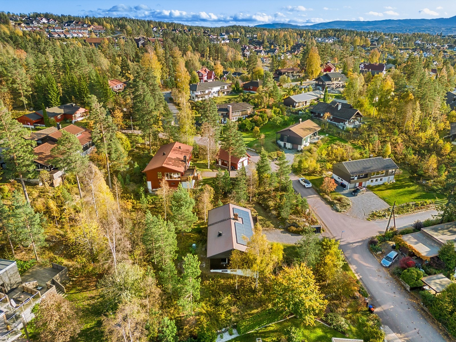 Et rolig og koselig nabolag, med lite trafikklarm og mye urørt naturtomt utenfor husveggene. Galleribilde