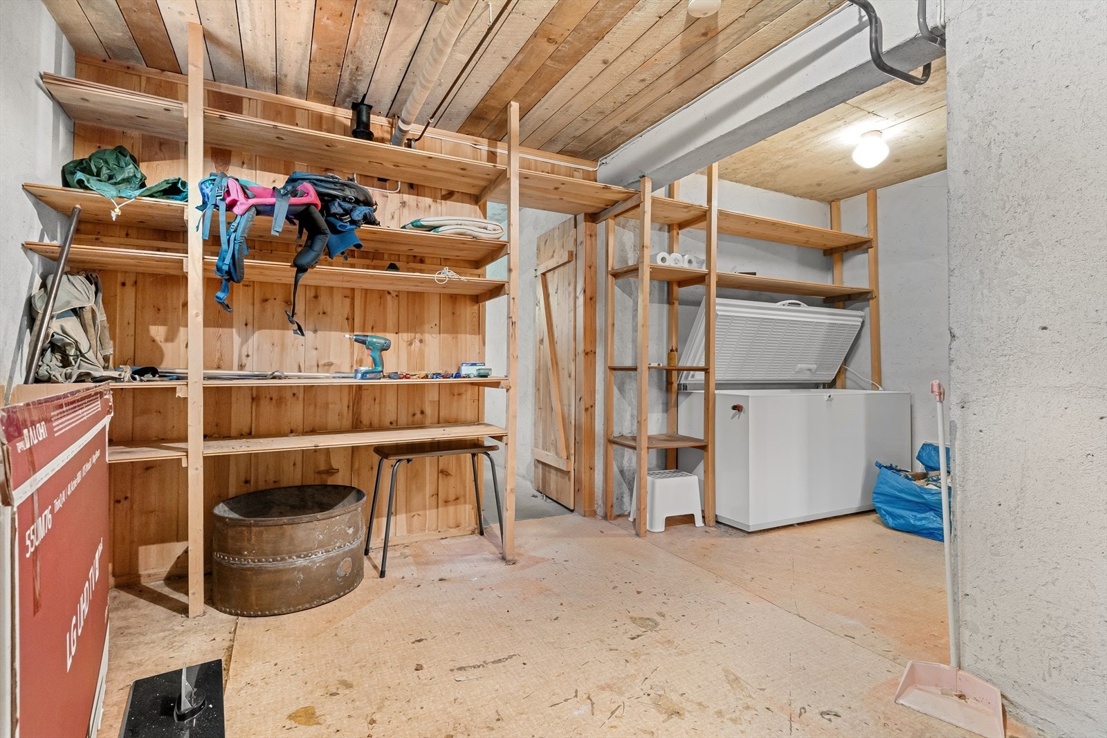 Rikt på bodrom, med oppbevaringsmuligheter, fryseboks mv. Galleribilde
