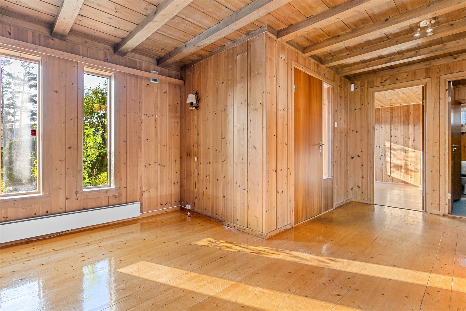 Kjellerstuen, med vindfang/gang mot ytterdøra. Galleribilde