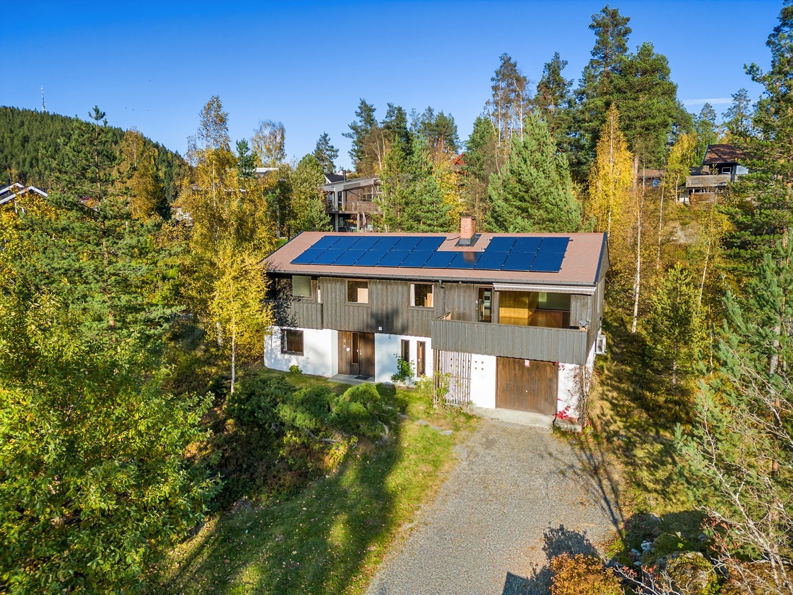 Det er i nyere tid blitt montert på solceller på taket av boligen. Disse hjelper til å holde strømkostnader på et moderat nivå. Galleribilde