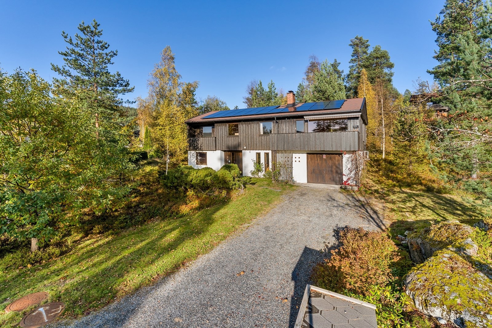 En enebolig over 2 etasjer, på en solrik og flott utsiktstomt. Garasje integrert i sokkelen. Galleribilde