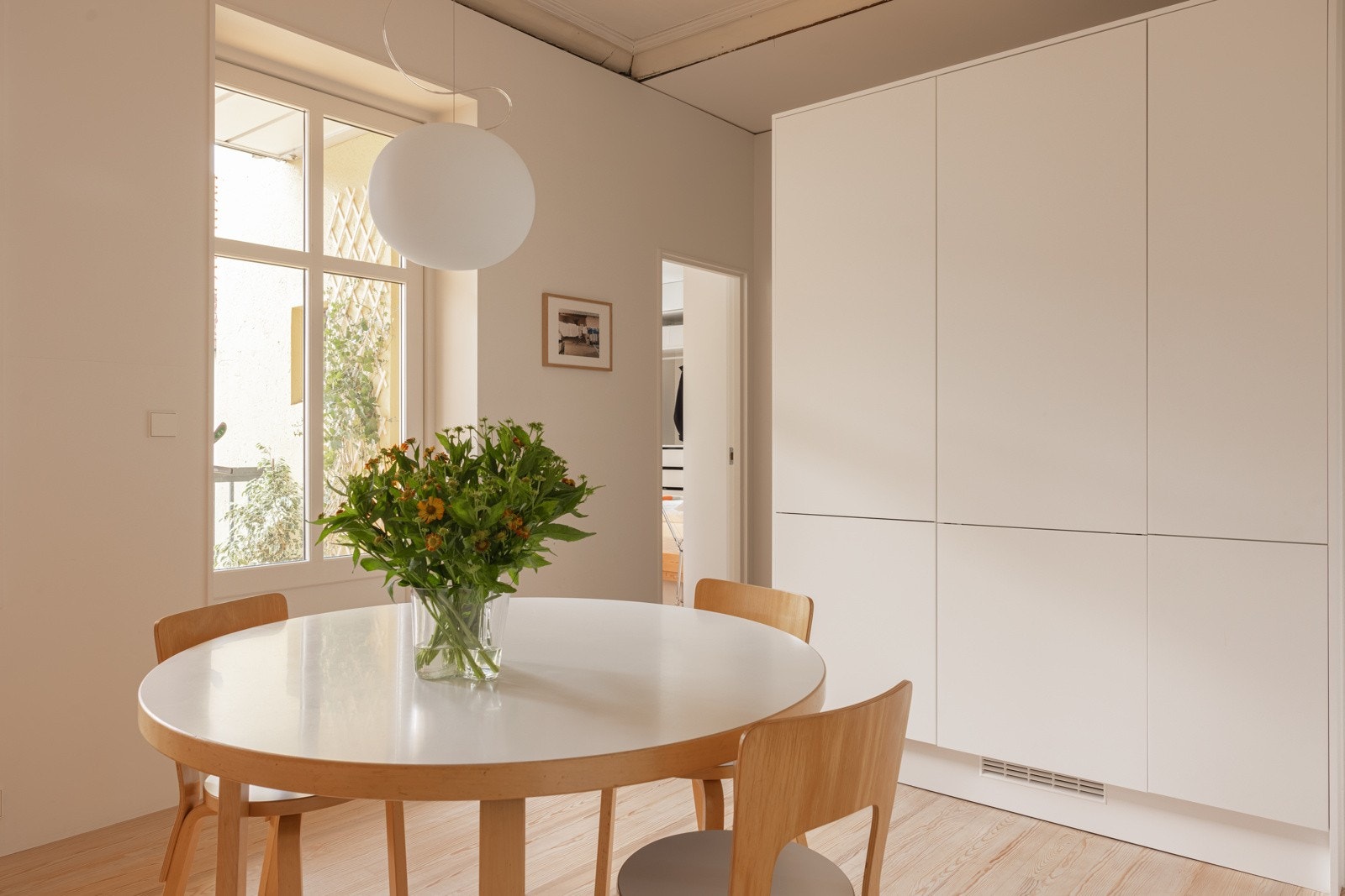 Det er en leilighet med god planløsning, store flater og særegne kvaliteter. Galleribilde