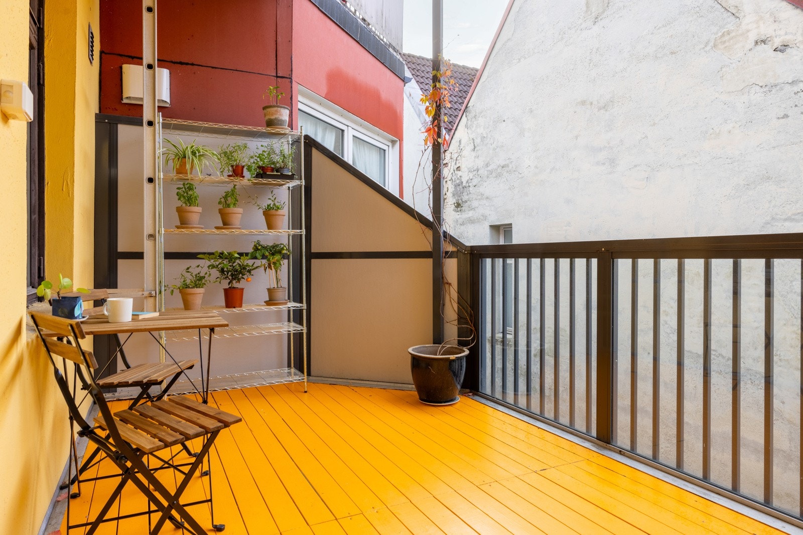 Balkongen fra kjøkkenet ligger fint til for å nyte måltider ute. Galleribilde
