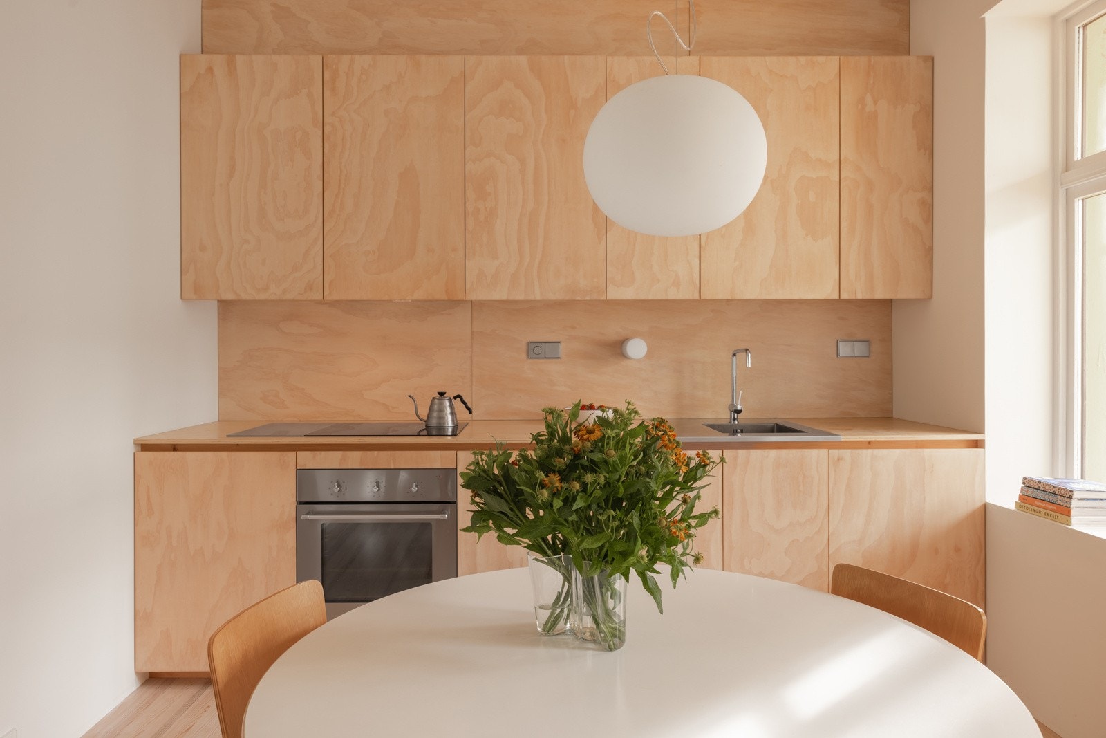 Kjøkkenet er arkitektbygget på Ikea-stammer. Galleribilde