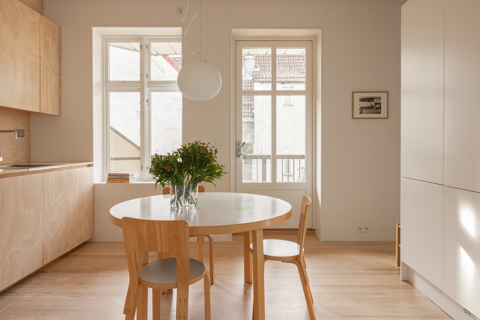 Sosialt kjøkken med plass til bord i midten av rommet. Galleribilde