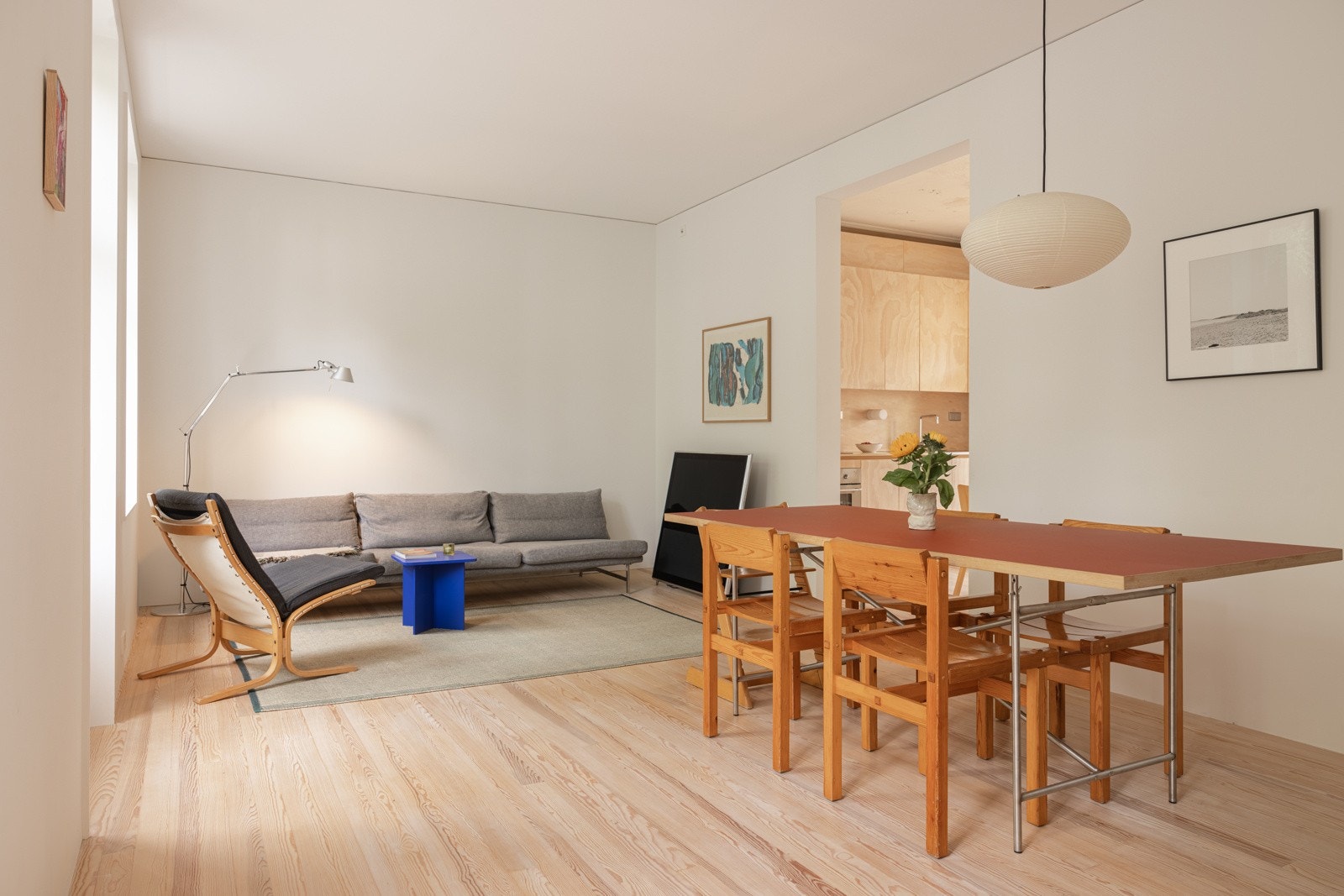 Det nydelige tregulvet setter sitt preg på boligen. Galleribilde