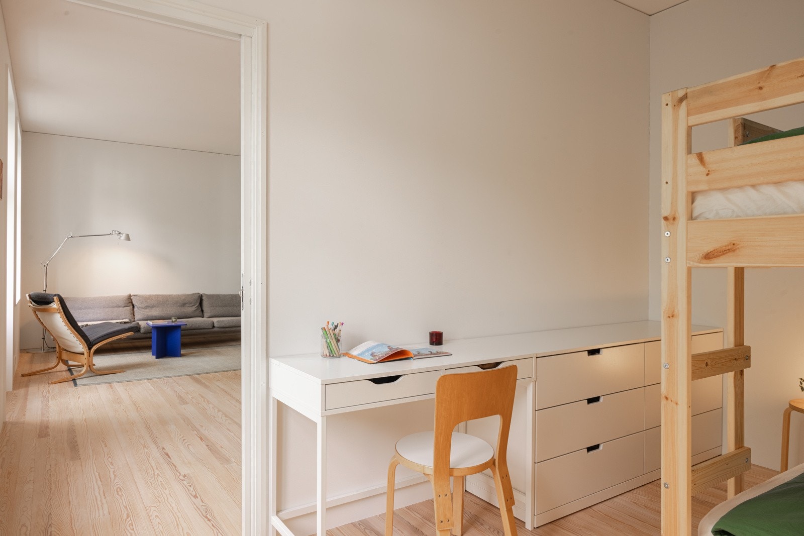 Fra stuen er det satt opp lettvegg for å lage et ekstra soverom. Galleribilde