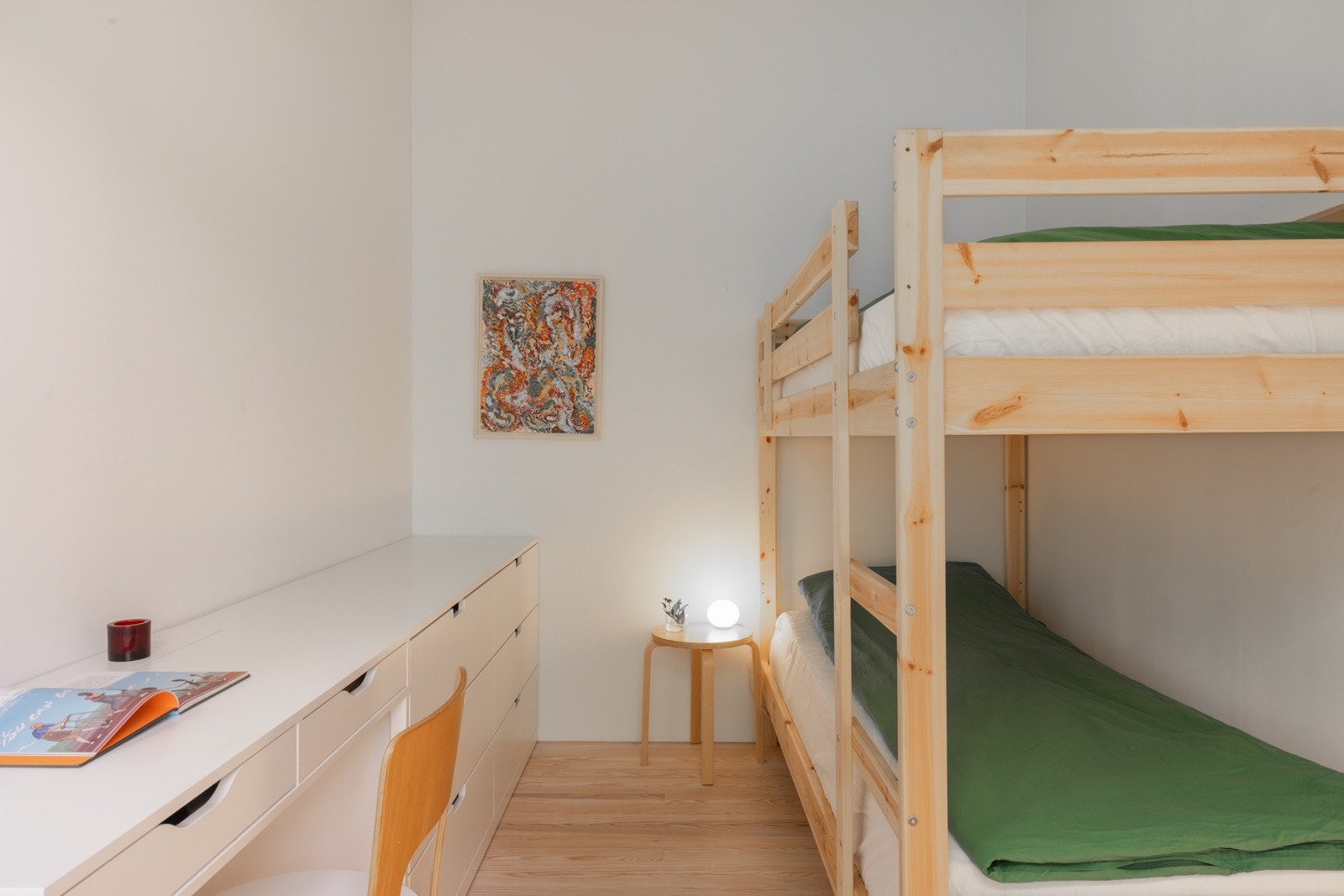 Soverommet har plass til seng, garderobe og evt annet man trenger. Galleribilde