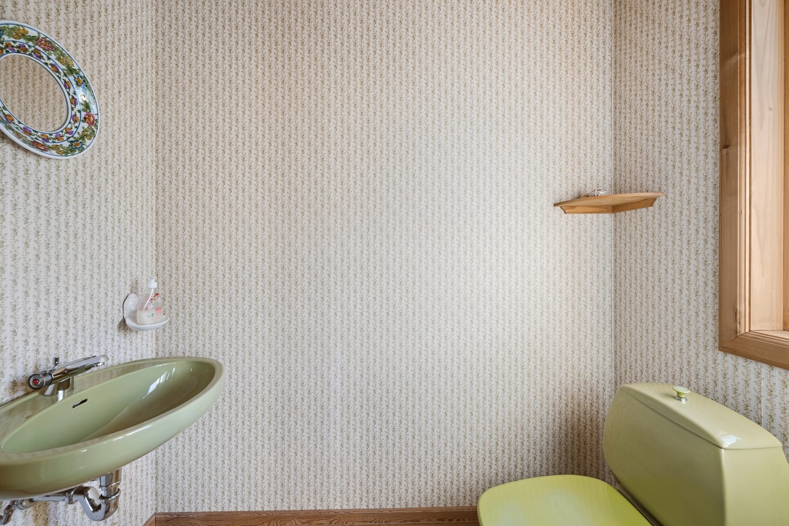 I tilknytning til vindfanget er det ett separat wc-rom med wc og vask. Galleribilde