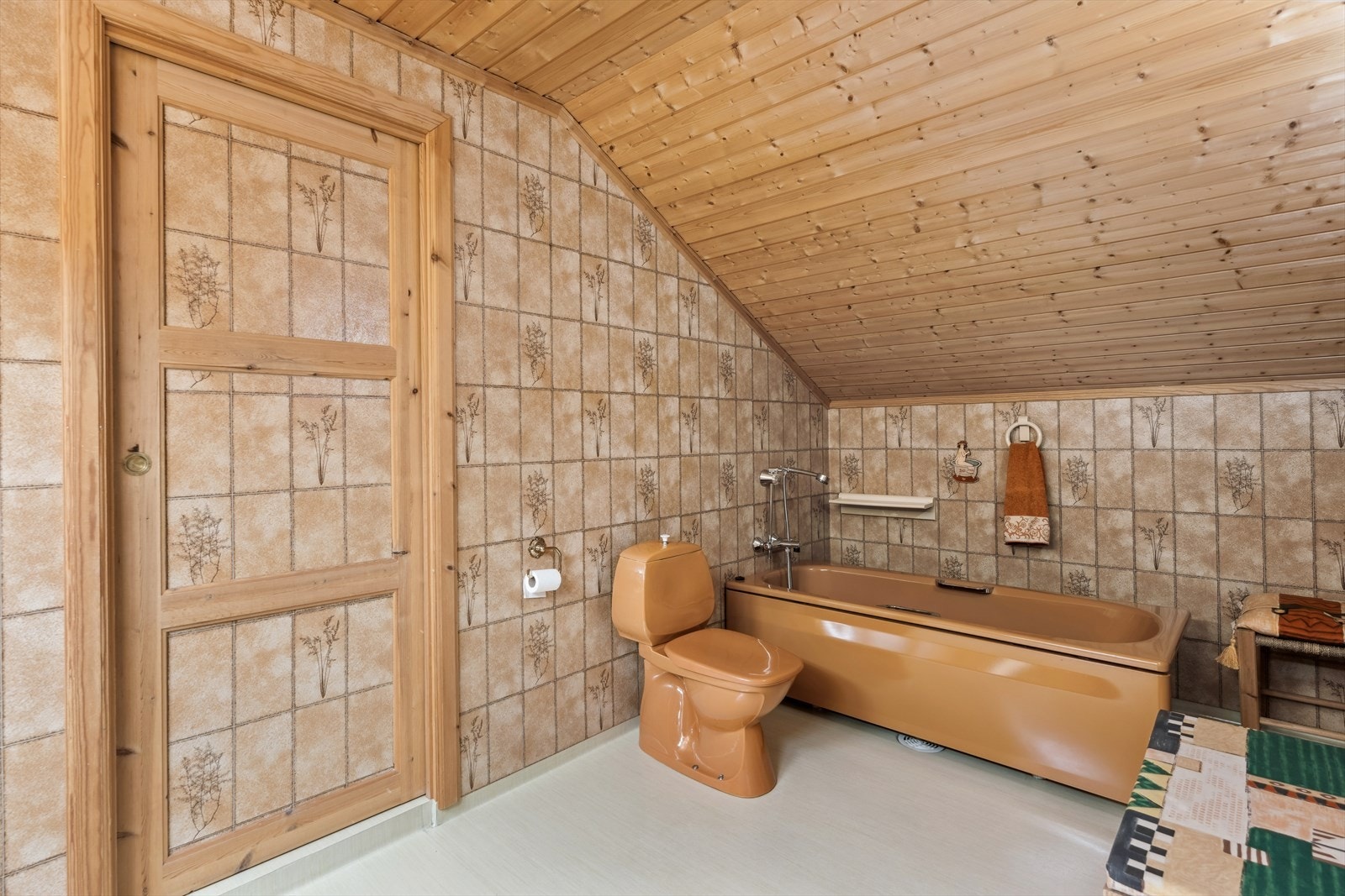 Romslig bad med badekar, wc og stor baderomsinnredning med vask. Galleribilde