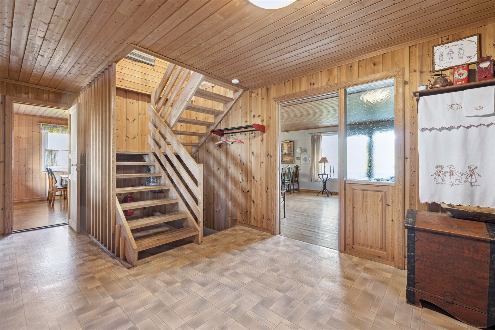 Hallen med trappen opp i 2. etg. Galleribilde