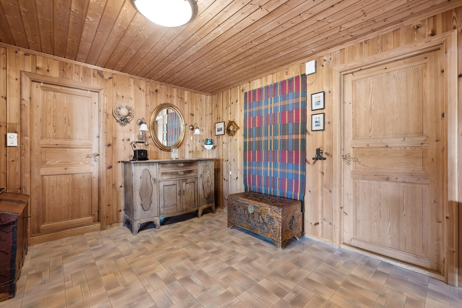 Boligen har en stor hall med god plass til kommode Galleribilde