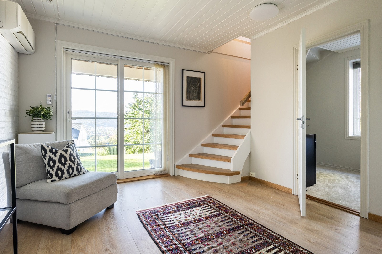 Romslig hall med utgang til vedtektsbestemt hageareal. Nytt gulv i hall fra 2016. Galleribilde