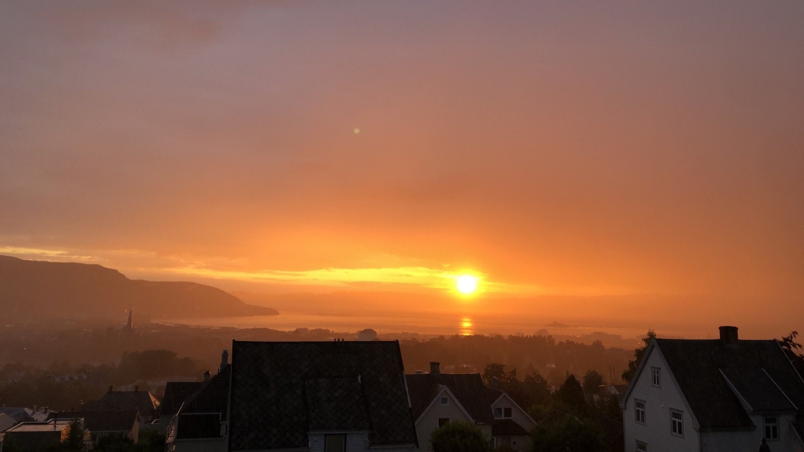 Solnedgang fra loftstue. Galleribilde