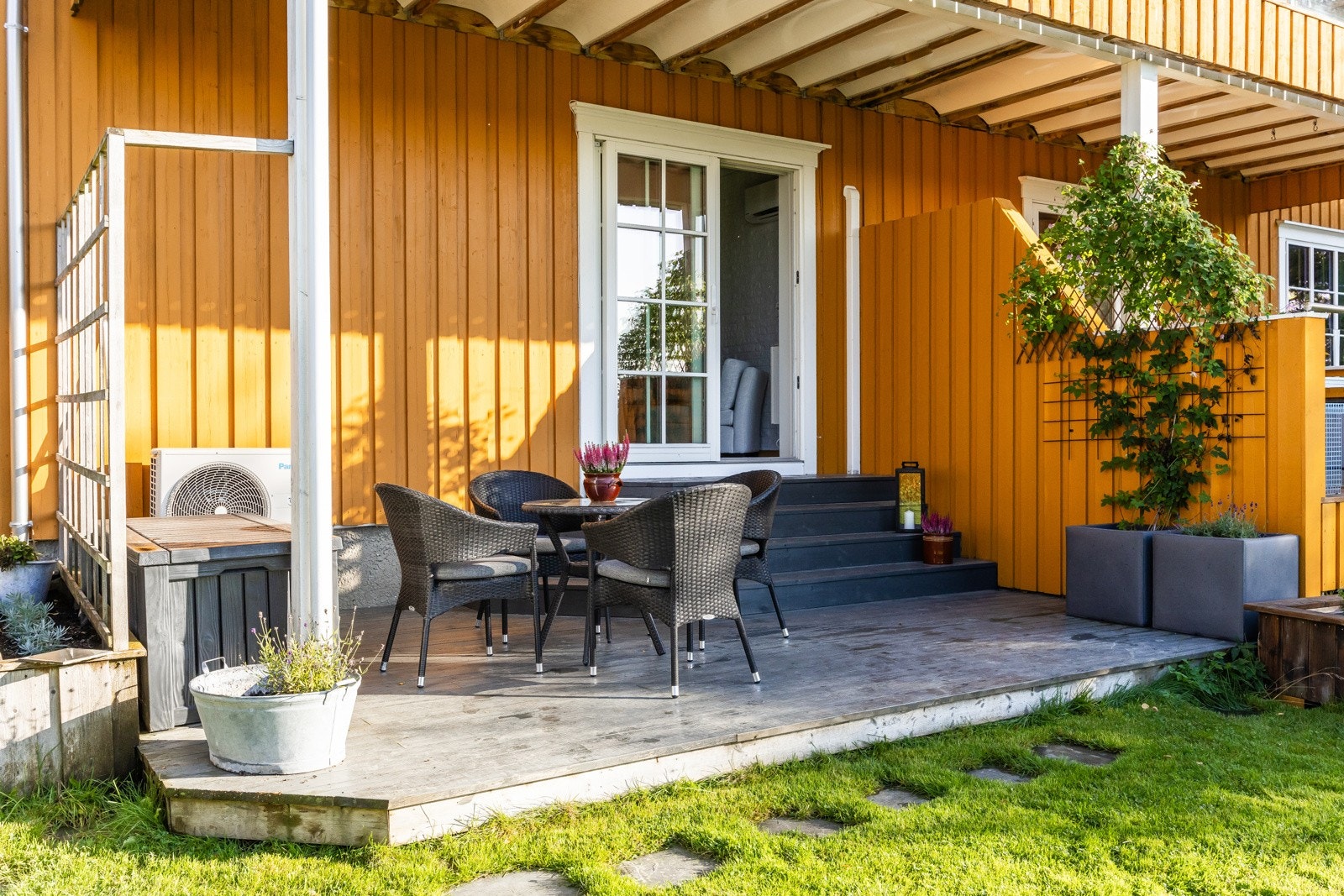 Romslig markterrasse i forbindelse med hageareal. Galleribilde