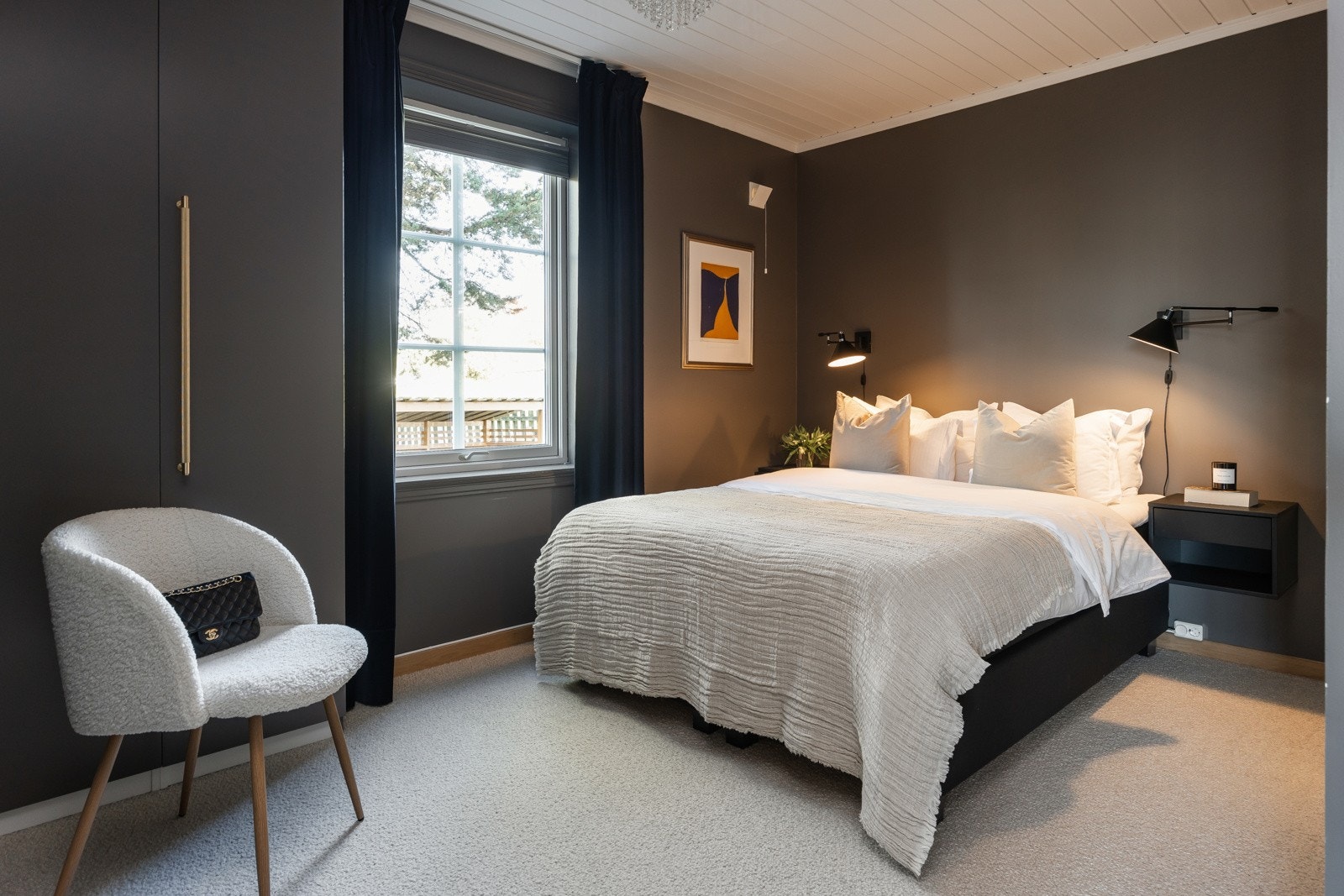 Soverommet er oppgradert med nye garderobe, maling og teppe. Galleribilde