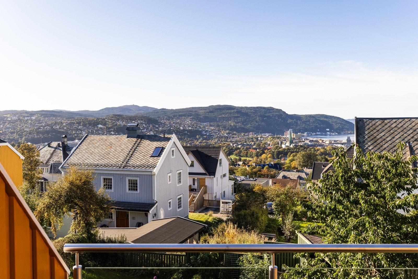 Boligen ligger meget pent til og byr på panoramautsikt over Trondheim by. Galleribilde