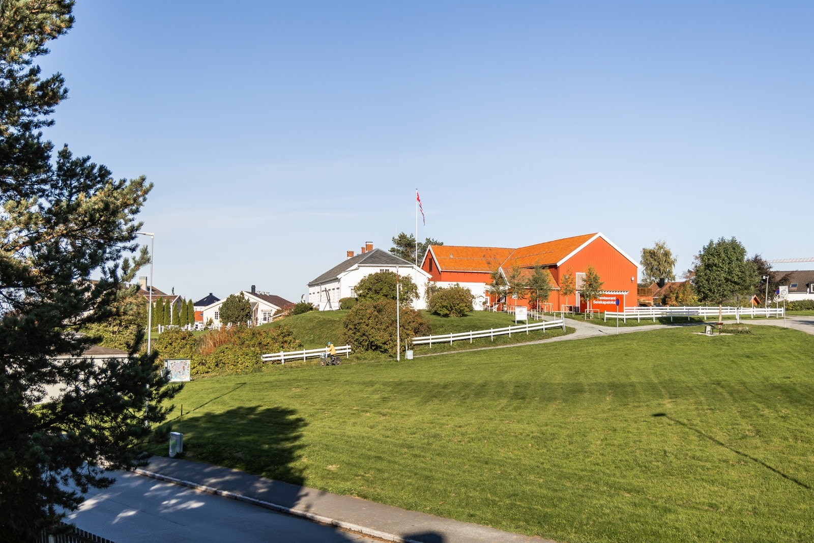 Nærmeste nabo til boligen er Kvilhaugen Gård. Galleribilde