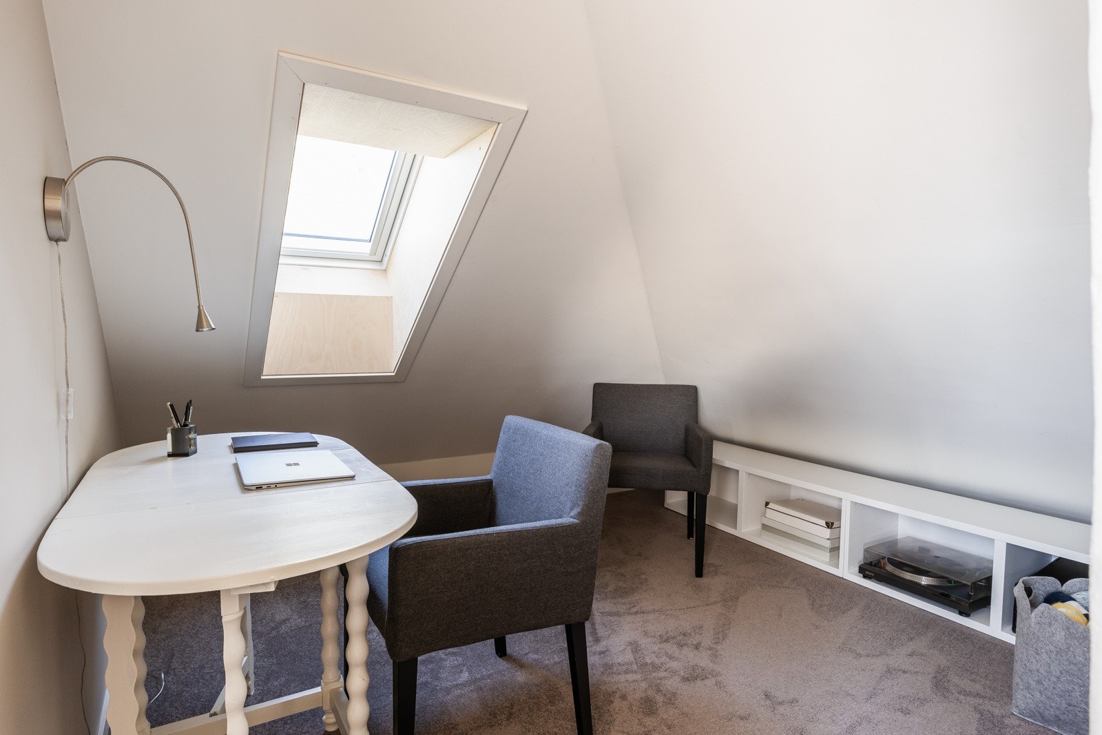 Eget kontor er etablert på loftet. Fra dette rommet har man også tilgang til bod for lagring. Galleribilde