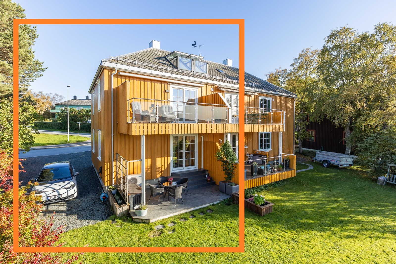 Eiendommen strekker seg over 3 plan og disponerer egen hagedel etter fordeling ved sist sameiermøte. Galleribilde