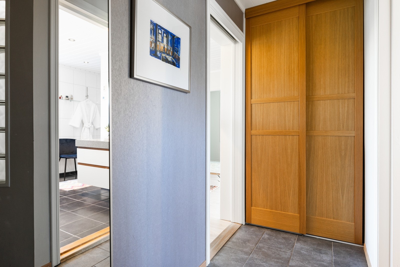 Inngangsparti med garderobeskap. Galleribilde