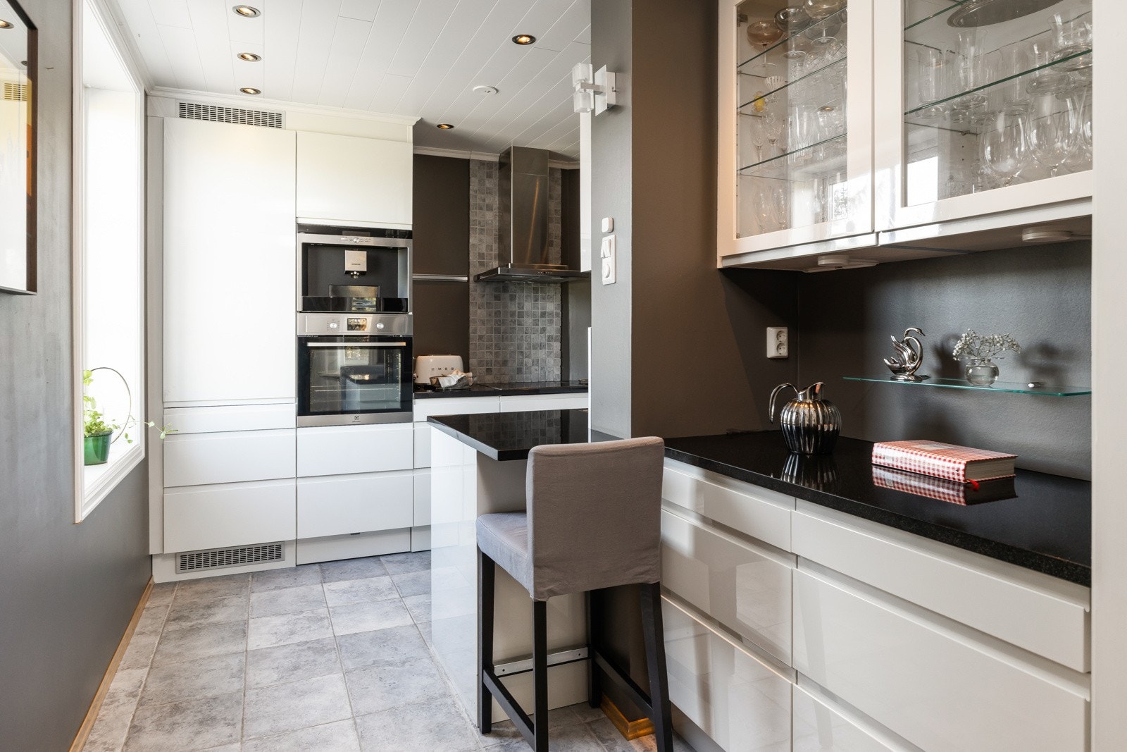 Rikelig med oppbevaringsplass på kjøkkenet. Galleribilde