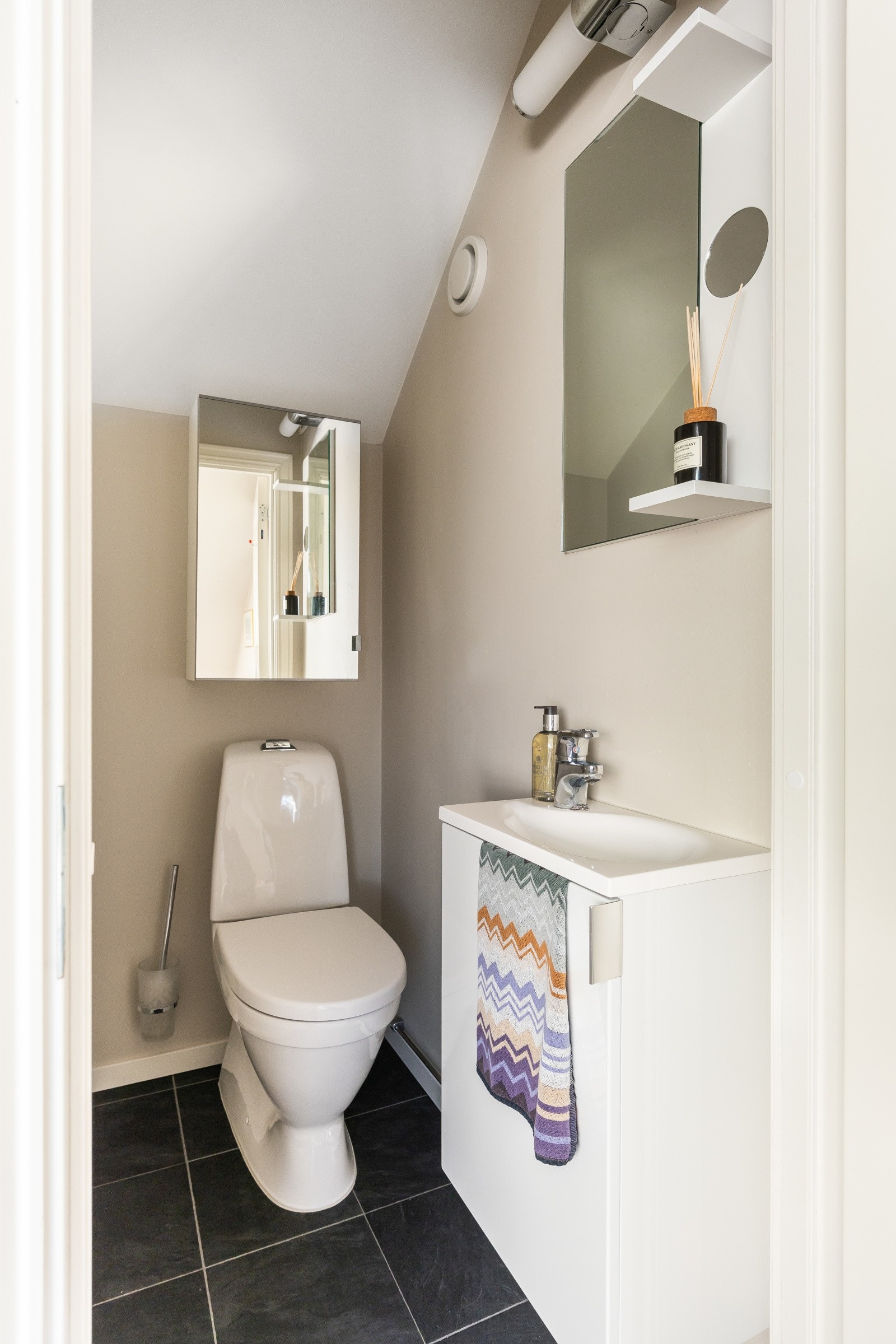 Toalettrom på loft. Galleribilde