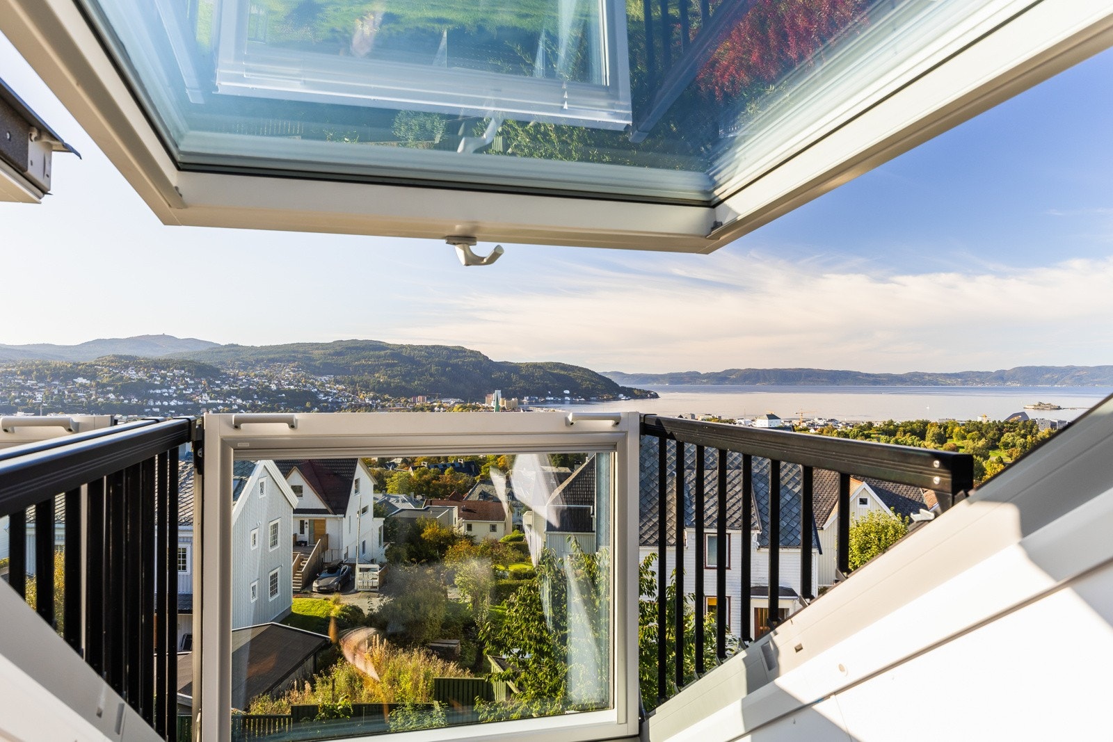 Under oppussingen av loftet ble det satt inn to stykk takvinduer som i løpet av få sekunder forvandles til en balkong hvor man får tilført lys luft og en nydelig utsikt fra loftsetasjen. Galleribilde