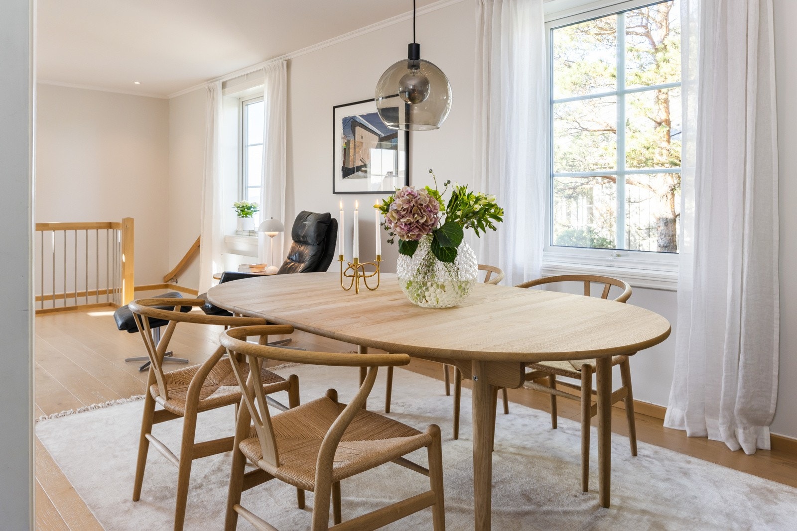 God plass til romslig spisestue i forbindelse med kjøkkenet. Galleribilde