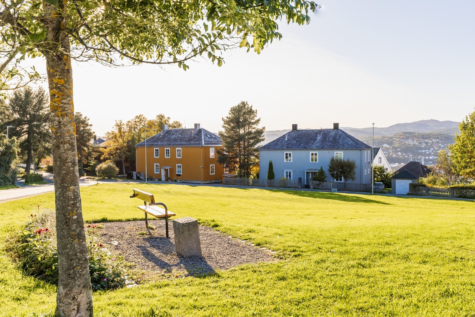 Nærmiljøet er kjent som veletablert og Nordahl Bruns veg er ei trafikkstille, rolig gate. Området er frodig med kort vei til bla. Festningen og Kuhaugen. Galleribilde