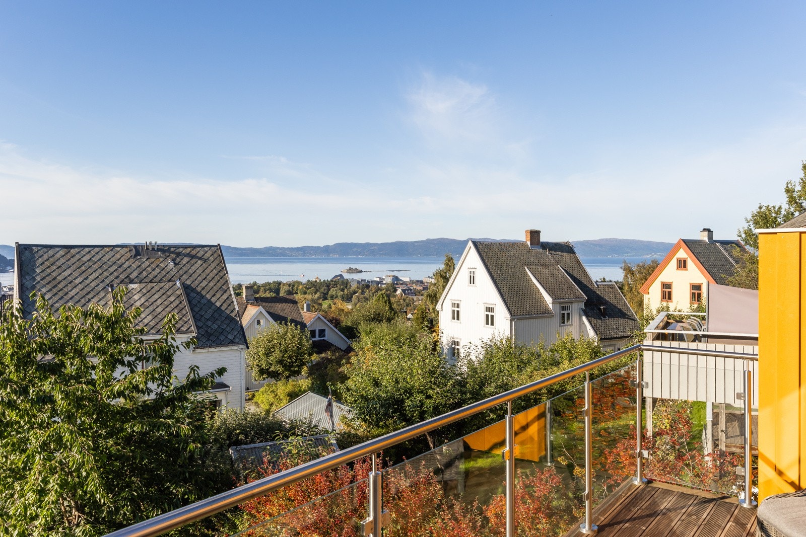 Terrassen har sol fra ca. 13:00 til 23:00 på sommerstid. Galleribilde