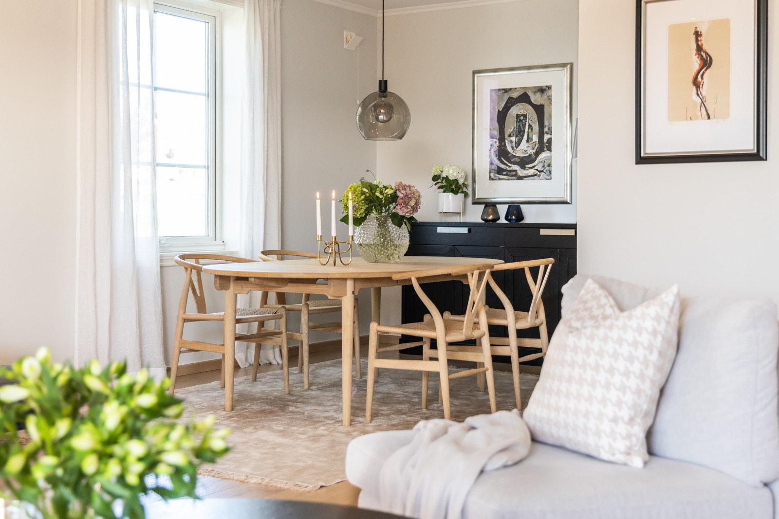 Praktisk planløsning med mulighet for innredning i forskjellige soner. Galleribilde