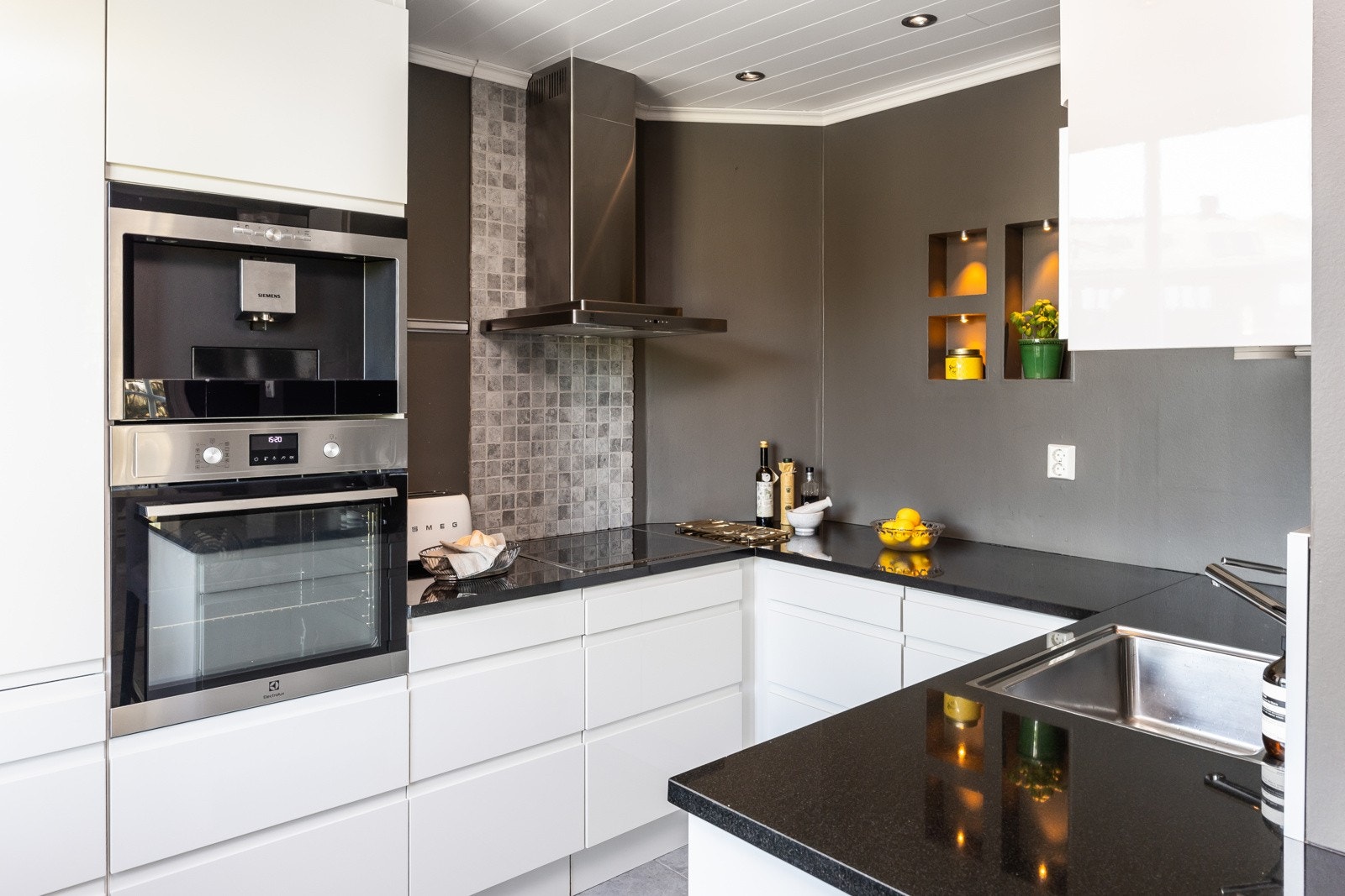 Kjøkkenet ble oppgradert i 2012. Det ble den gang satt inn et kvalitetskjøkken fra HTH. Galleribilde