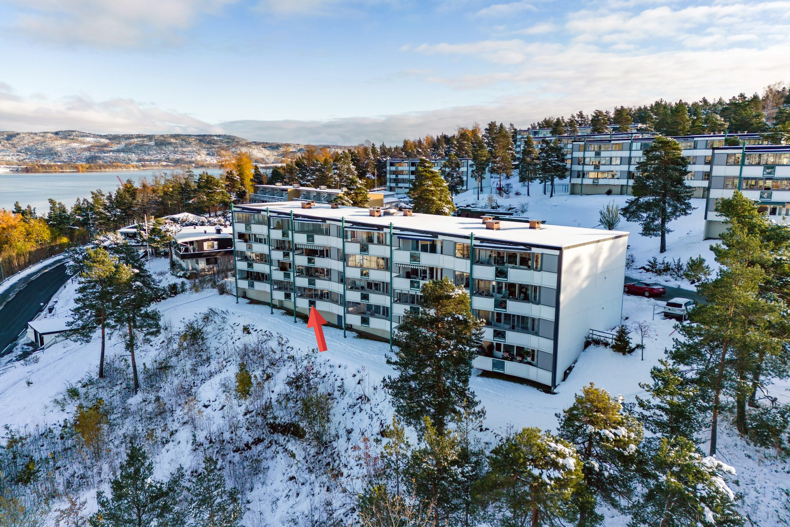 2-roms andelsleilighet med fin beliggenhet og stor innglasset balkong - solrikt - nydelig utsikt