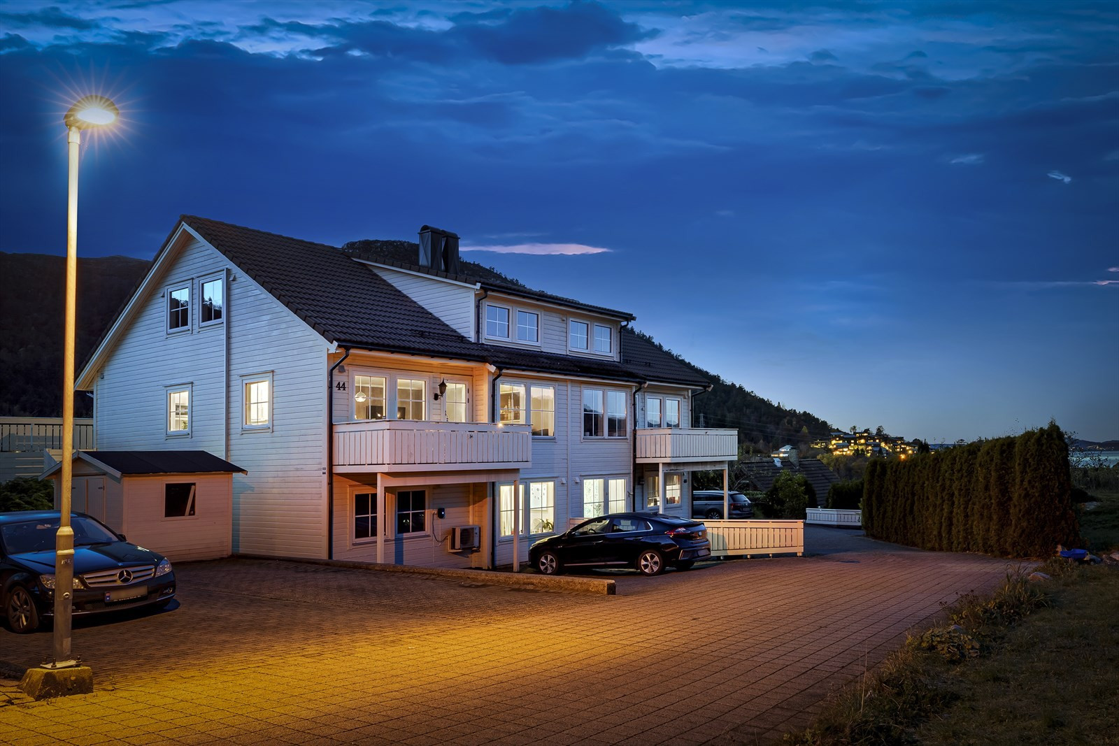 LAKSEVÅG - Flott tomannsbolig med utleiedel, solrik terrasse, altan, fin utsikt og flere parkeringsplasser