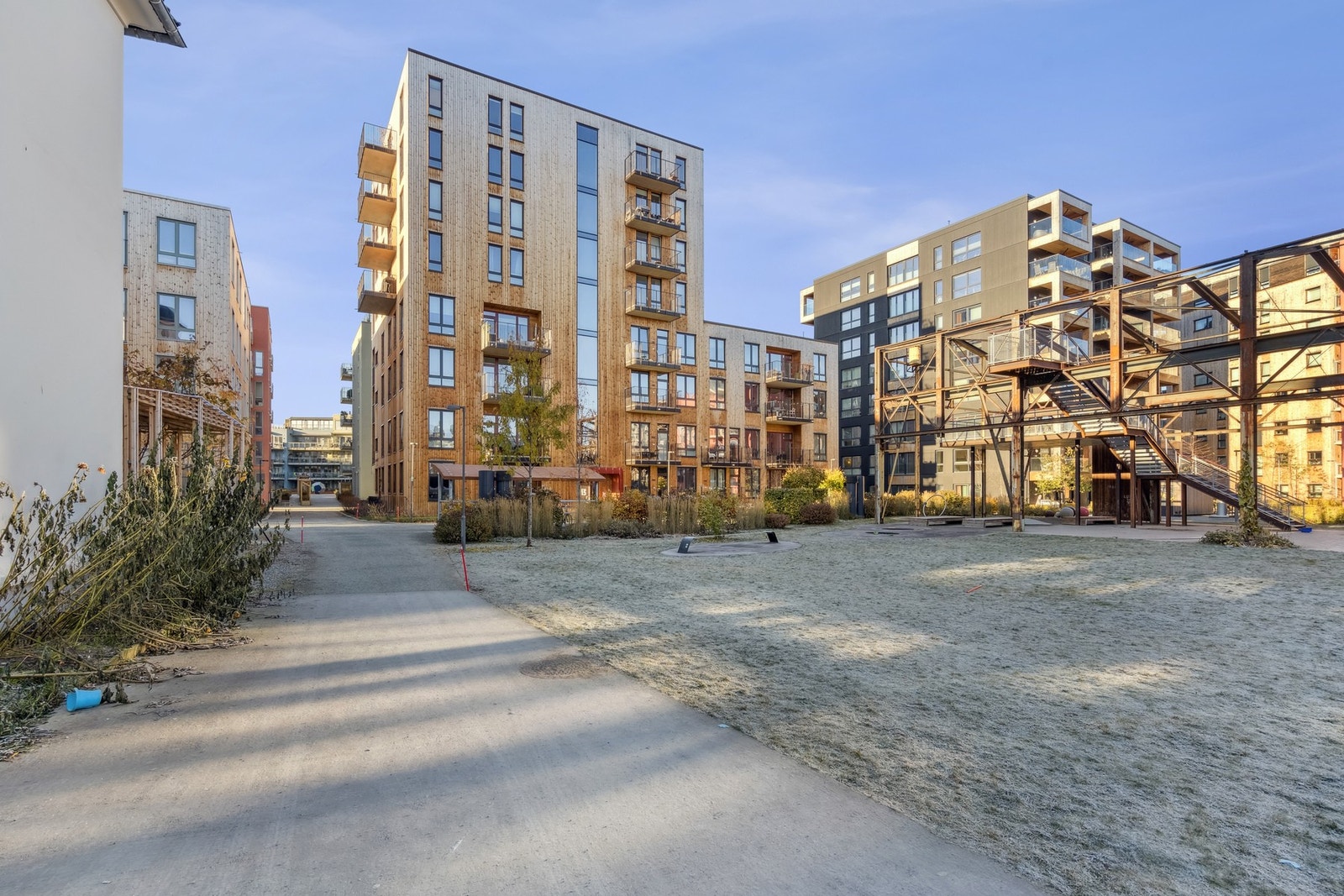 Pent opparbeidede friområder kjennetegner plassene mellom blokkene på Lilleby. Ypperlig for liten og for stor. Galleribilde