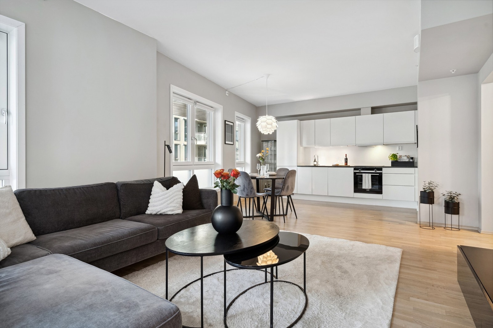 Leiligheten holder en gjennomgående høy standard med tilstandsgrad 0/1 på samtlige punkter i takstrapporten. Leiligheten disponerer parkeringsplass og bod i kjelleren. Galleribilde