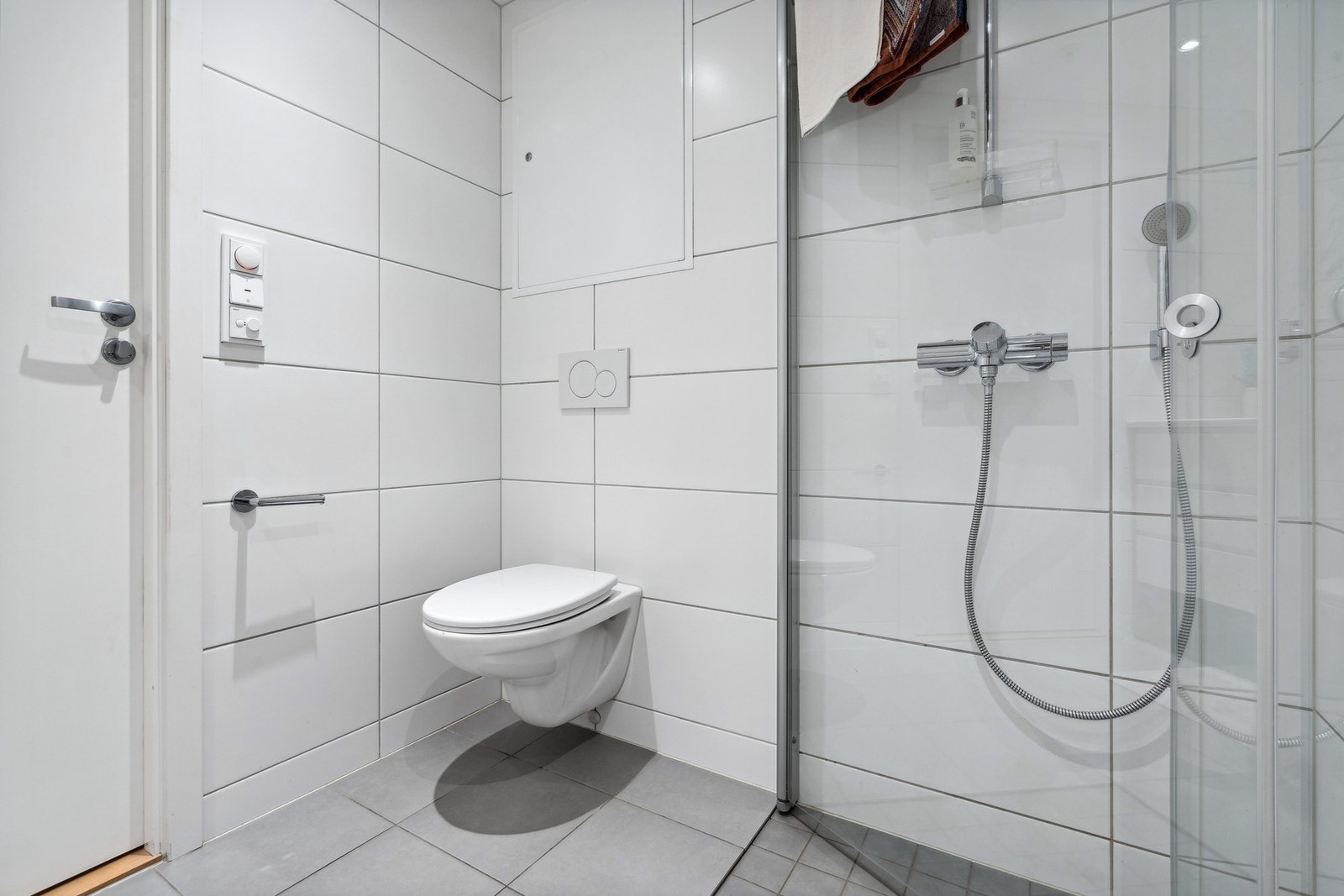 Leilighetens rørskap befinner seg på badet. Det er også elektriske varmekabler i baderomsgulvet. Galleribilde