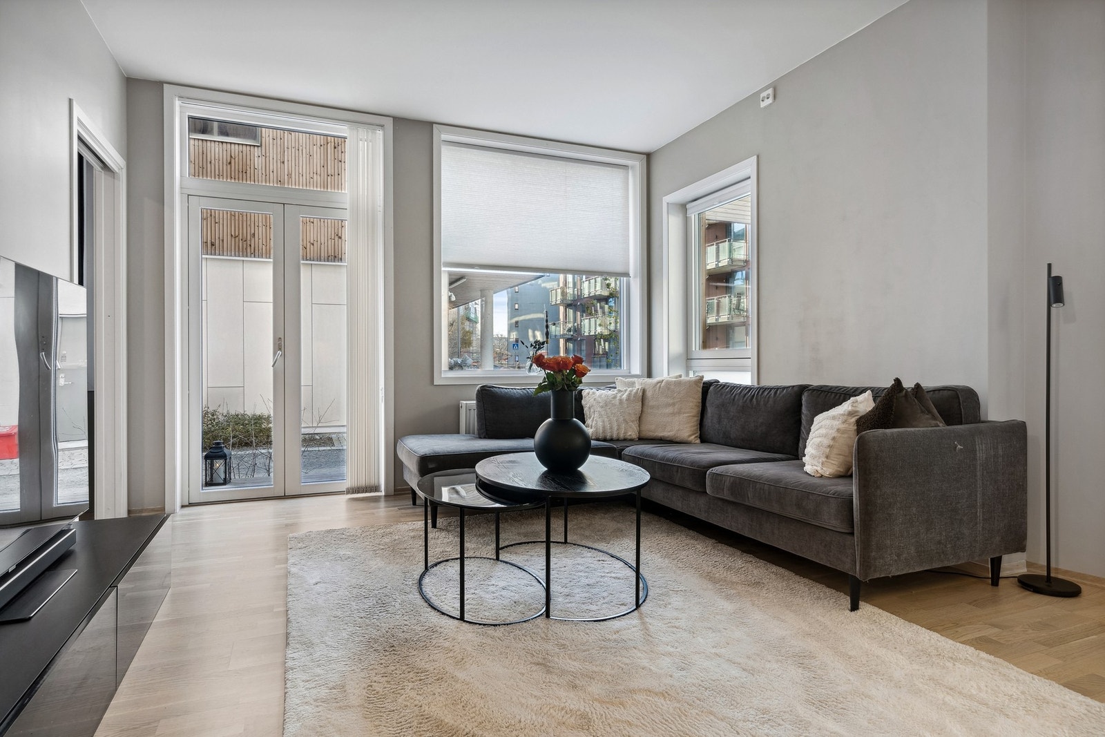 Et lyst, tidløst og moderne uttrykk gjennomgående i hele leiligheten. Store vindusflater som byr på rikelig med naturlig lysinnslipp. Galleribilde