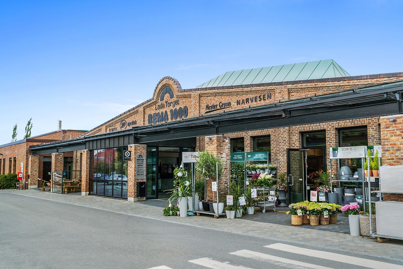 Ladetorget er også en populær møteplass for liten og for stor. Apotek, dagligvareforretning, kiosk og bakeri. I tillegg ligger bensinstasjonen Uno-X "på parkeringsplassen" rett utenfor. Galleribilde