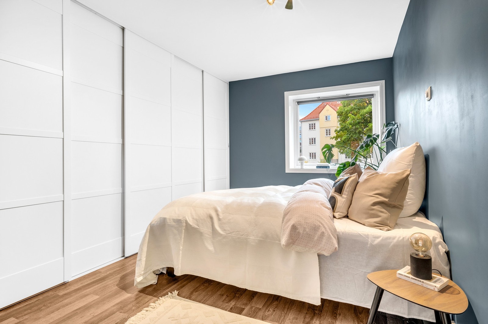 Begge rommene har rikelig med plass til både stor seng og garderobeløsning Galleribilde